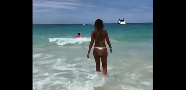  Jovencita 18 con tremendo culo en bikini en la playa